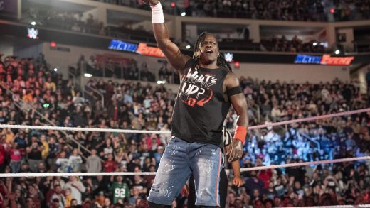 Mark Henry explica por qué R-Truth es 'un hombre hecho' después de que WWE regrese en Money in the Bank