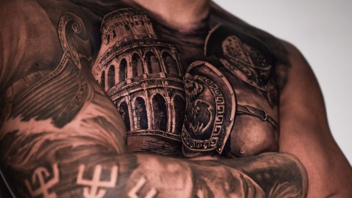 Nikolas Motta se hace un tatuaje en el pecho con temática de gladiadores para celebrar la guerra loca en UFC Baku