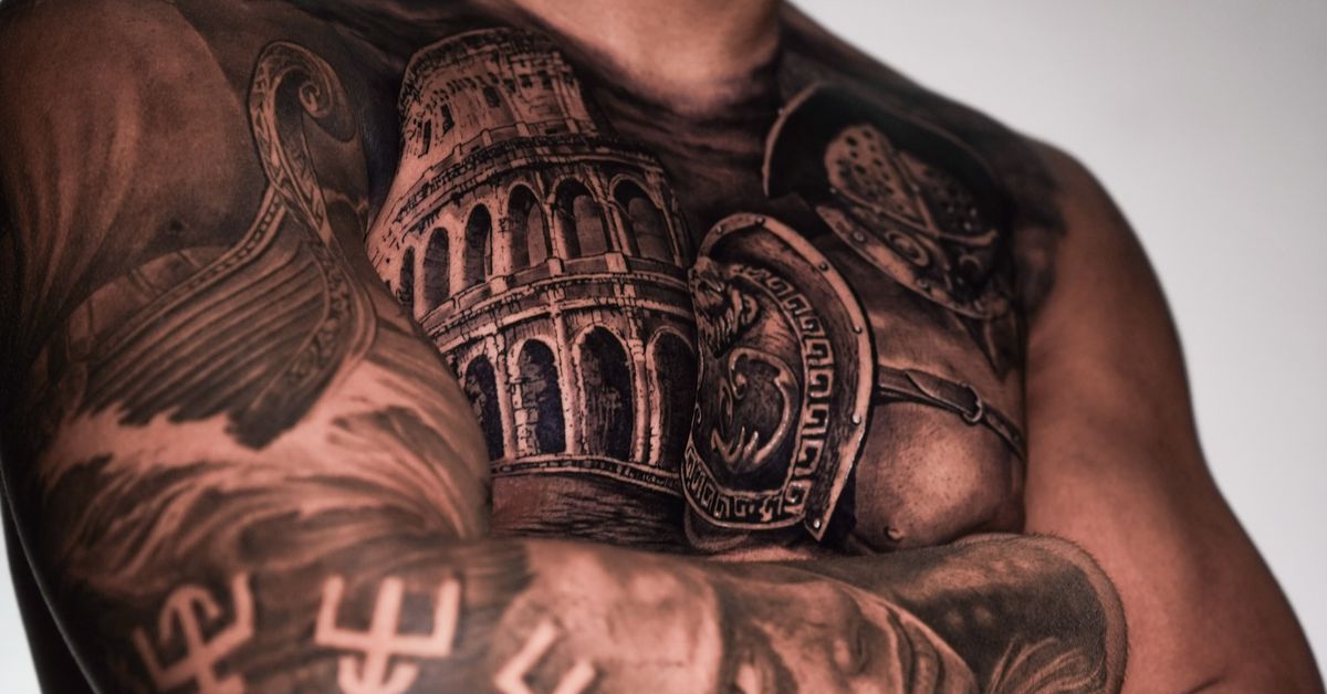 Nikolas Motta se hace un tatuaje en el pecho con temática de gladiadores para celebrar la guerra loca en UFC Baku