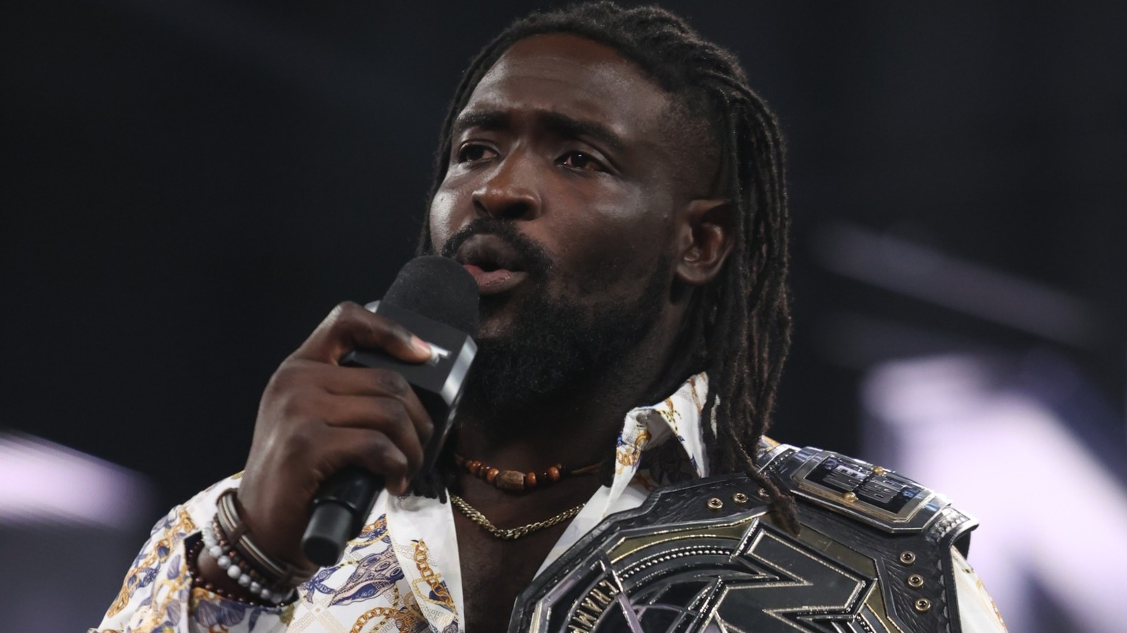 Oba femi escapa a la triple amenaza con el título de WWE NXT