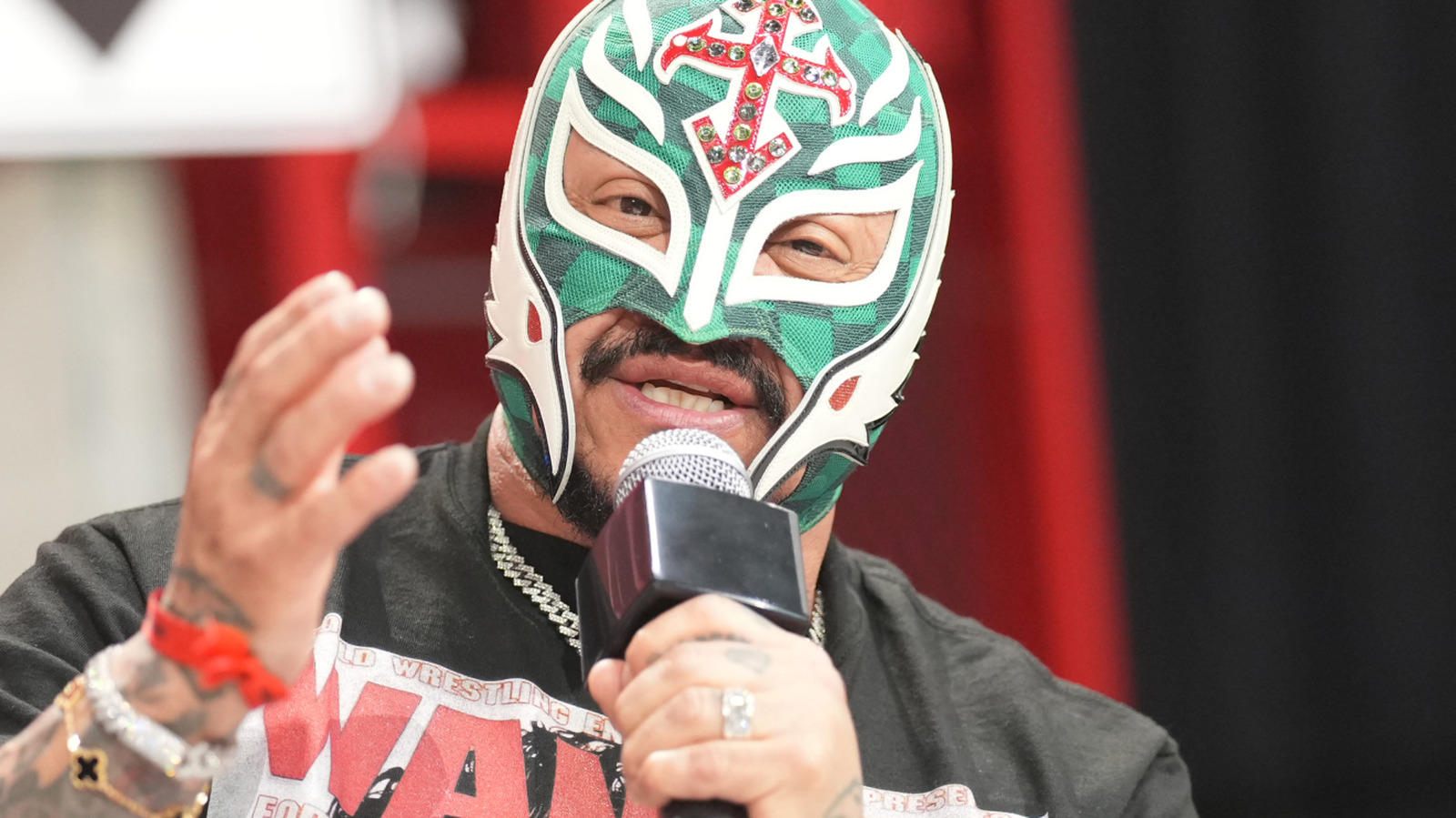 Rey Mysterio de WWE contrasta su experiencia con la política de Monday Night Wars