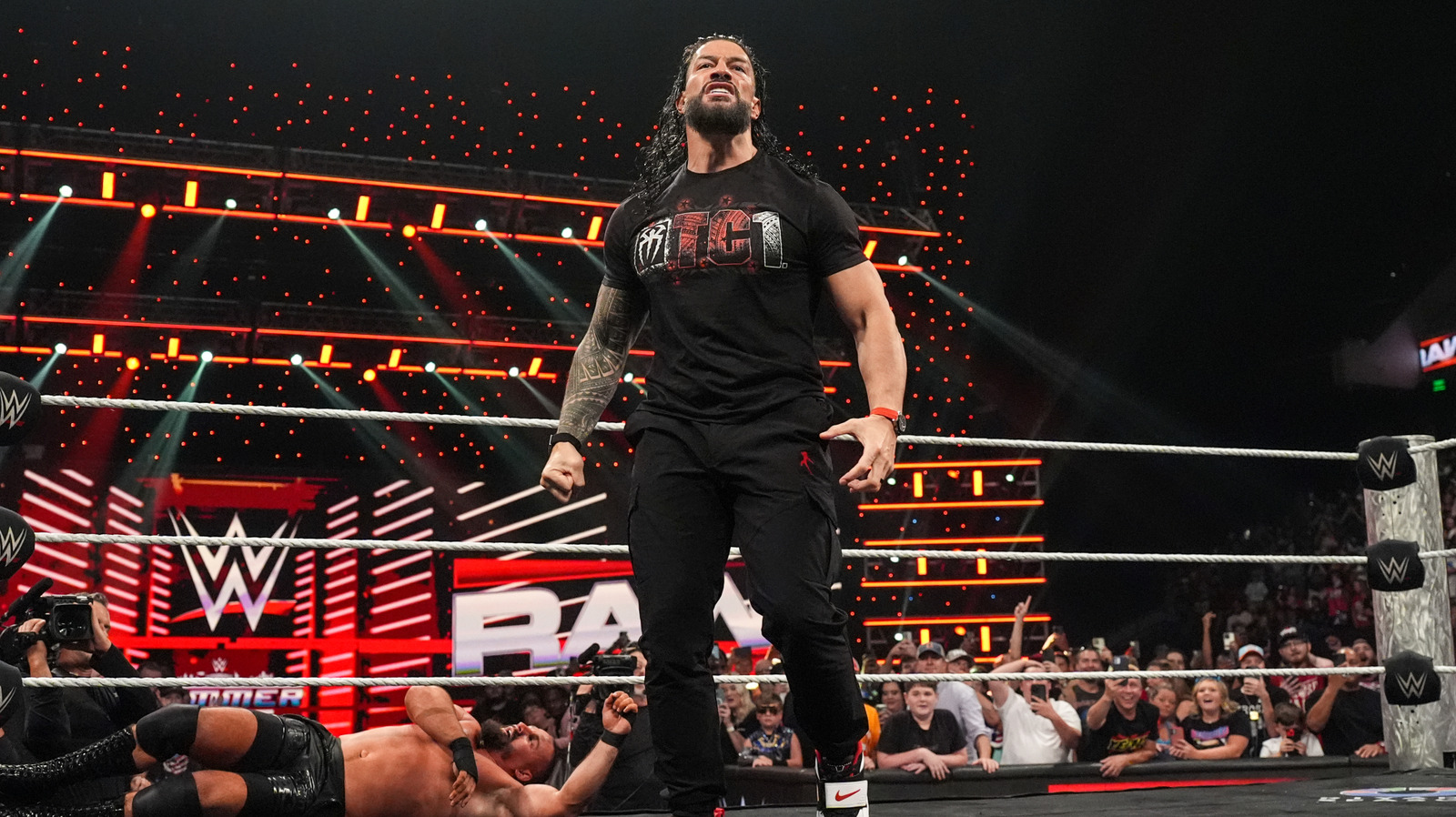 Roman Reigns se enfrenta a Paul Heyman, se reúne con Jey Uso para cerrar WWE Raw
