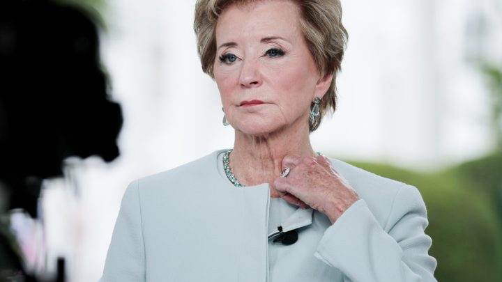 Secretario de Educación Linda McMahon Comentarios sobre la muerte del Salón de la Fama de la WWE Hulk Hogan