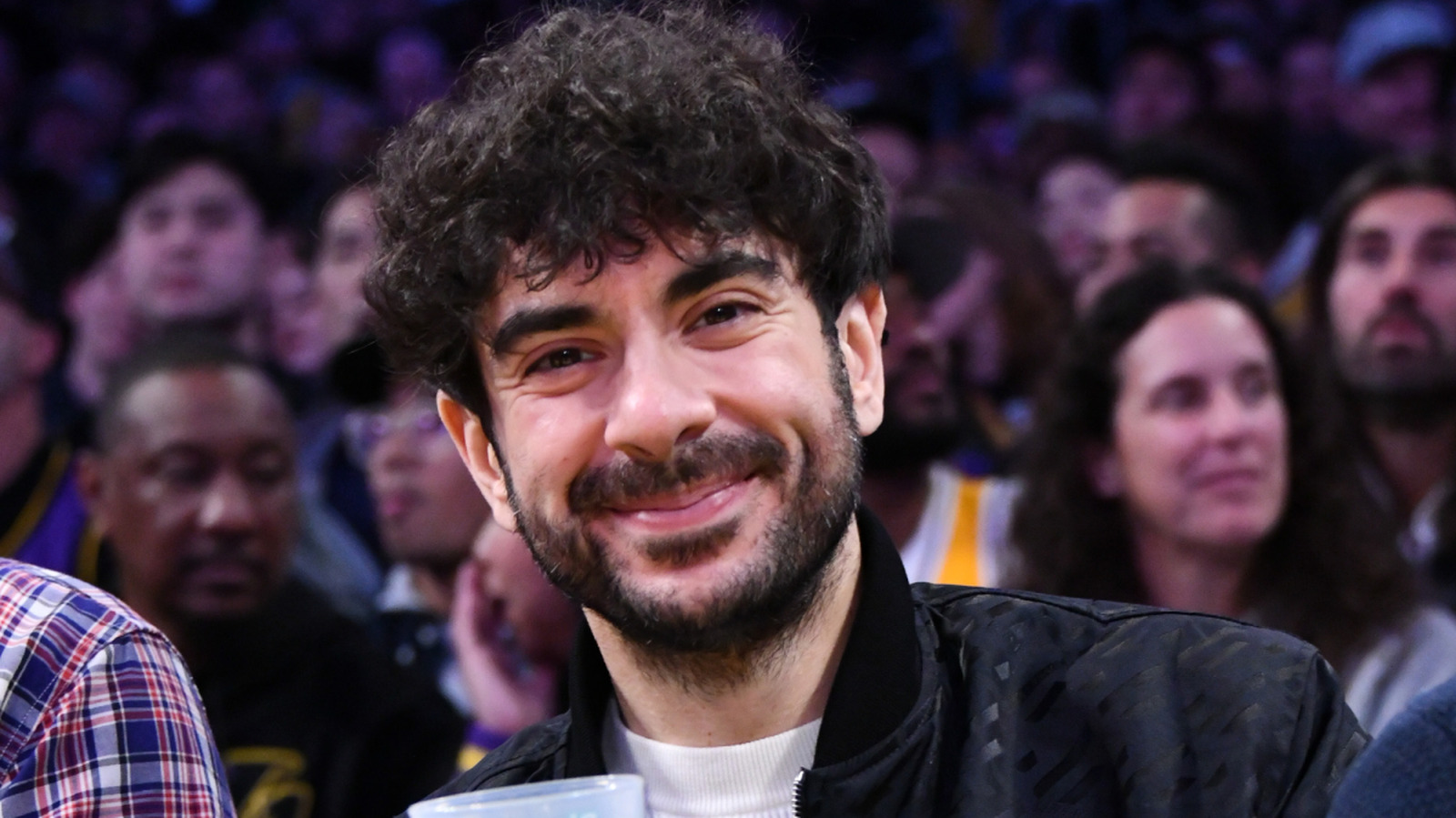 Tony Khan acredita una estrella aw con promoción en español