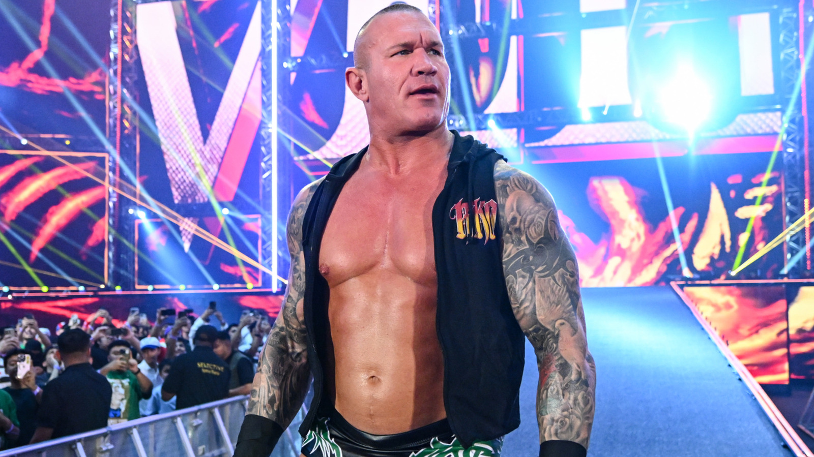 Varias estrellas de la WWE quieren que los fanáticos vean Canelo-Crawford en Netflix