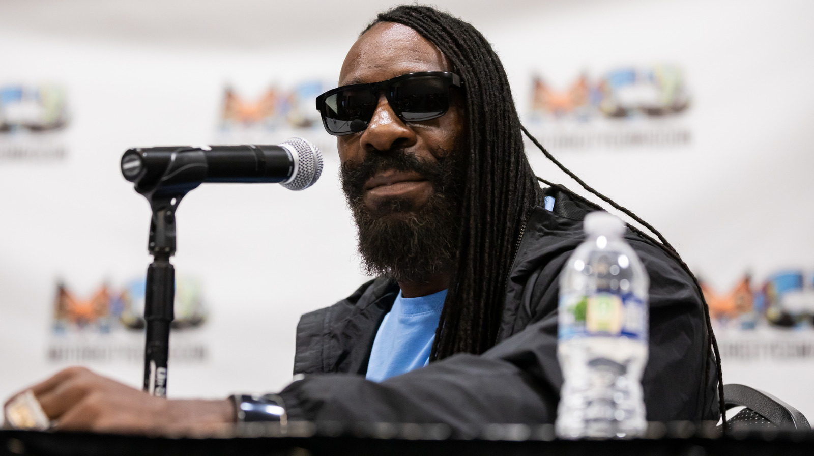 WWE Hall of Famer Booker t detalla por qué la muerte de Hulk Hogan es un "momento amargo" para él