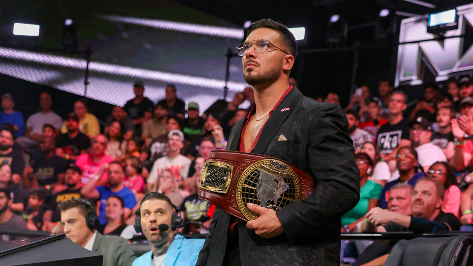WWE NXT NA Champ Ethan Page debuta orgullosamente el diseño del cinturón canadiense, confrontado por Santino