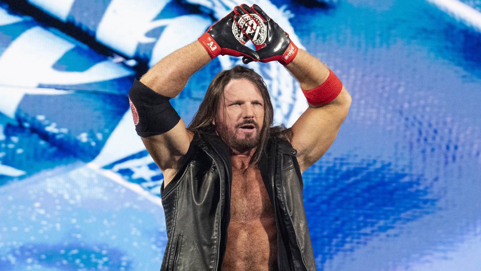 AJ Styles de WWE respalda a TNA Star sacando su movimiento de firma al emerger