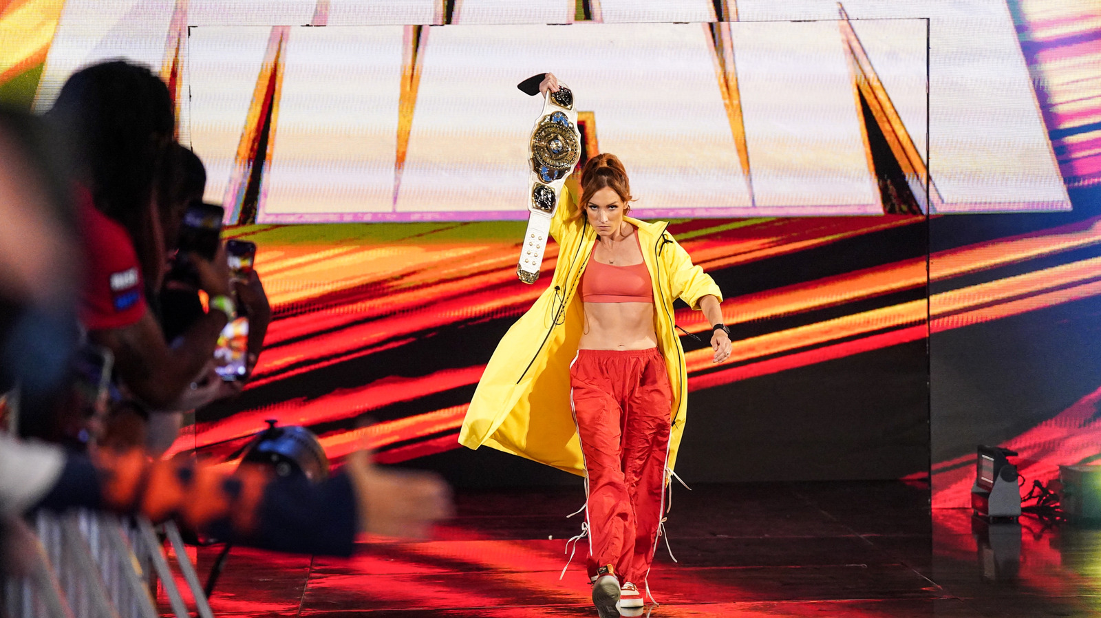 Becky Lynch entra en la primera canción principal en más de una década en WWE Summerslam Night 2