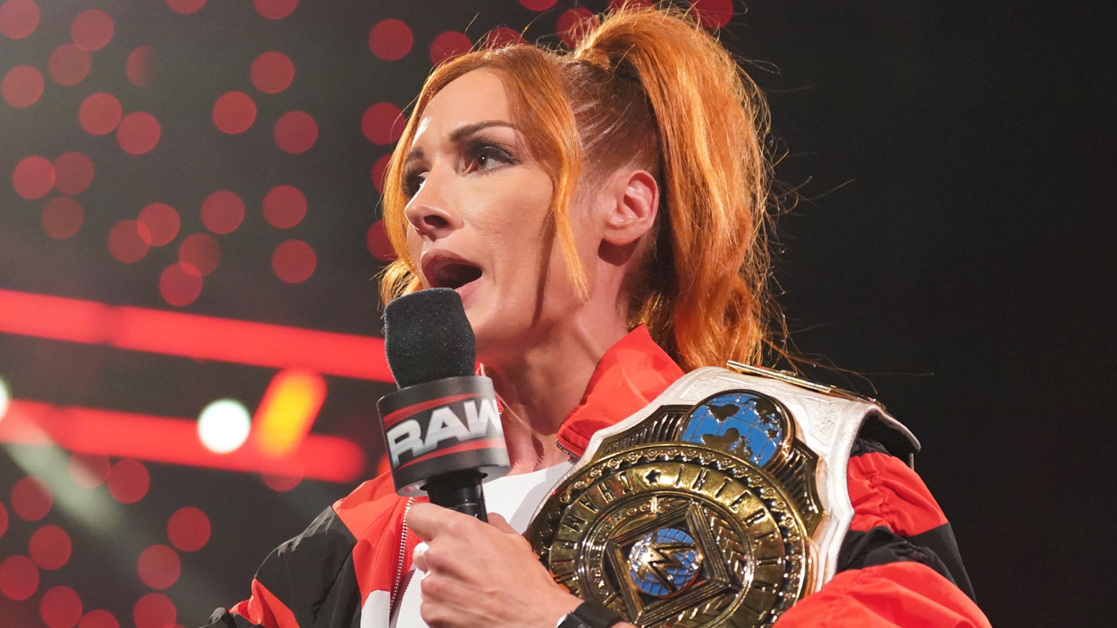 Becky Lynch tiene una reacción hilarante al anuncio de embarazo de la campeona de la WWE Naomi
