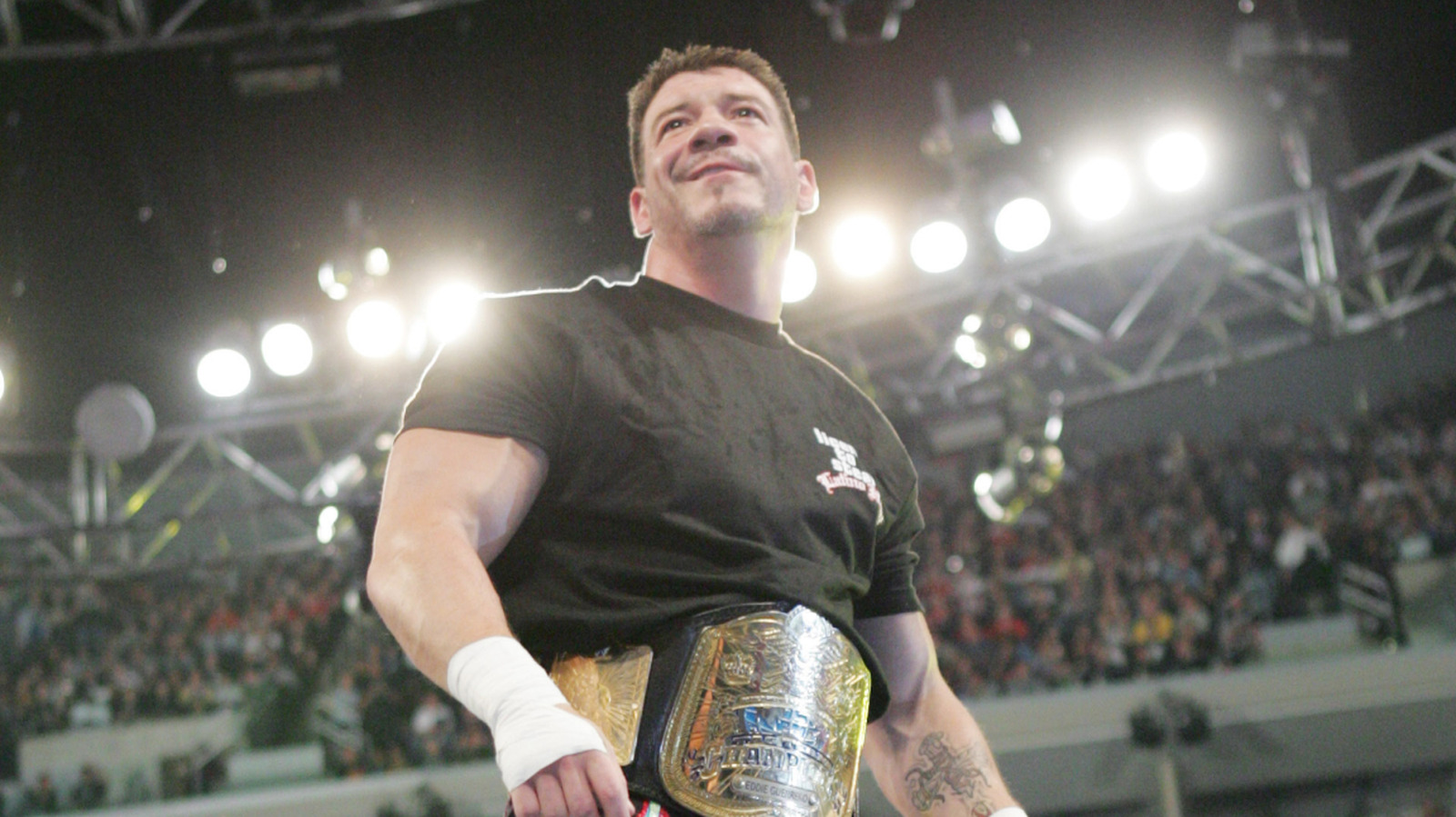 Booker T cuenta la última vez que vio al fallecido Salón de la Fama de la WWE Eddie Guerrero