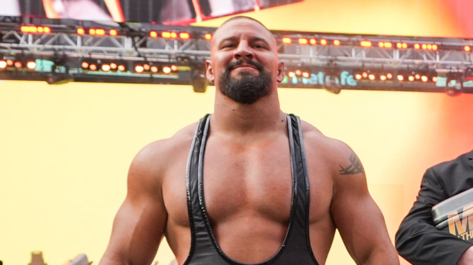 Bron Breakker cojeando en medio de WWE Summerslam Lesations Fears