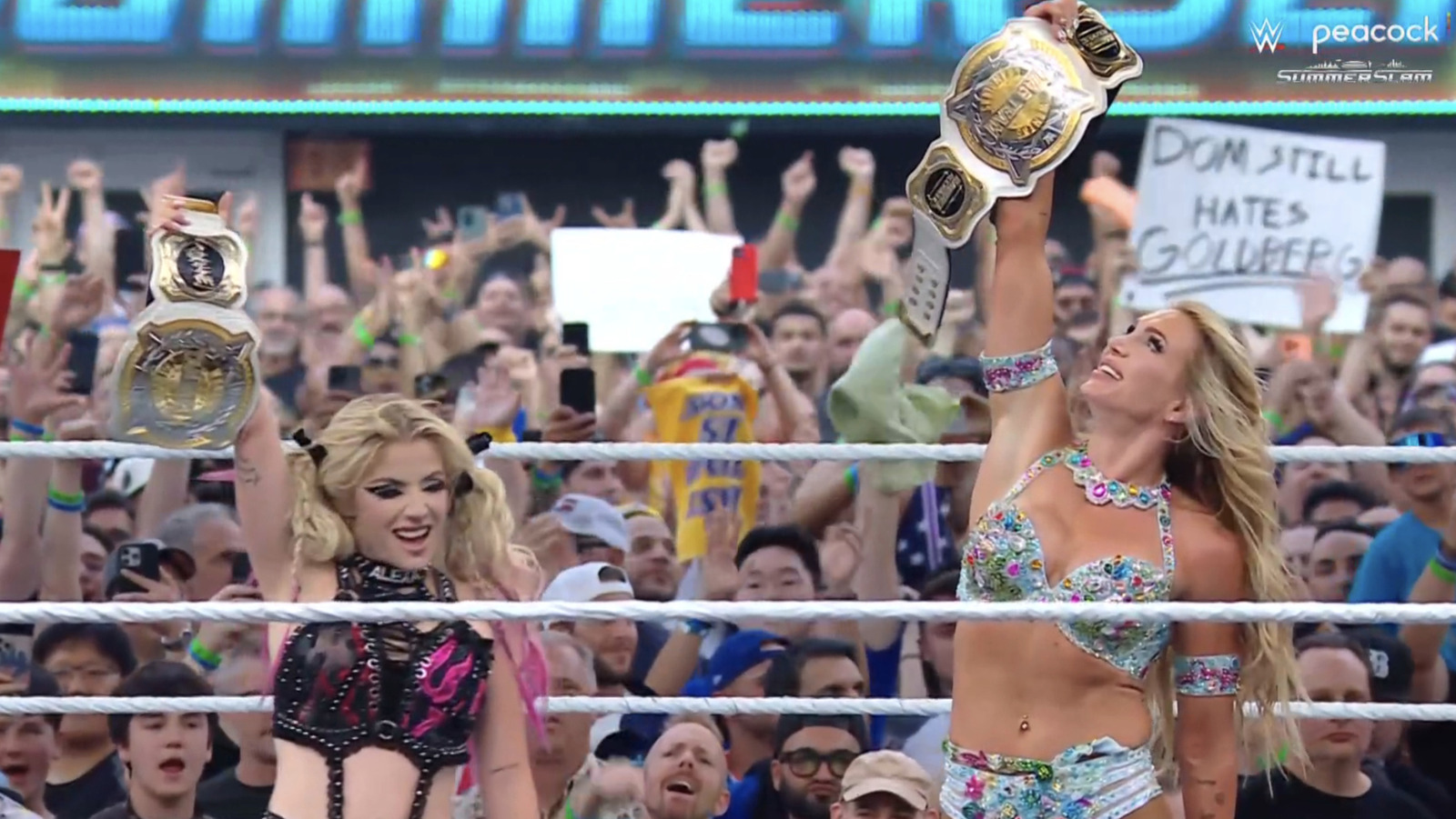 Charlotte Flair y Alexa Bliss Molder tjd, ganar el oro de la WWE en SummerSlam