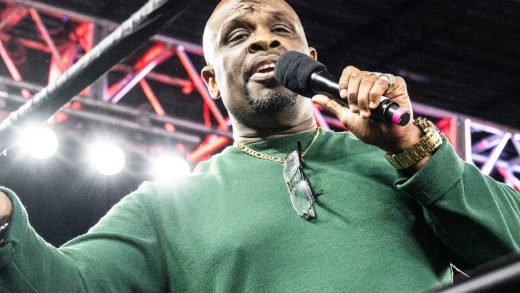 D-Von Dudley Créditos de DDP del miembro del Salón de la Fama de la WWE para ayudarlo a caminar