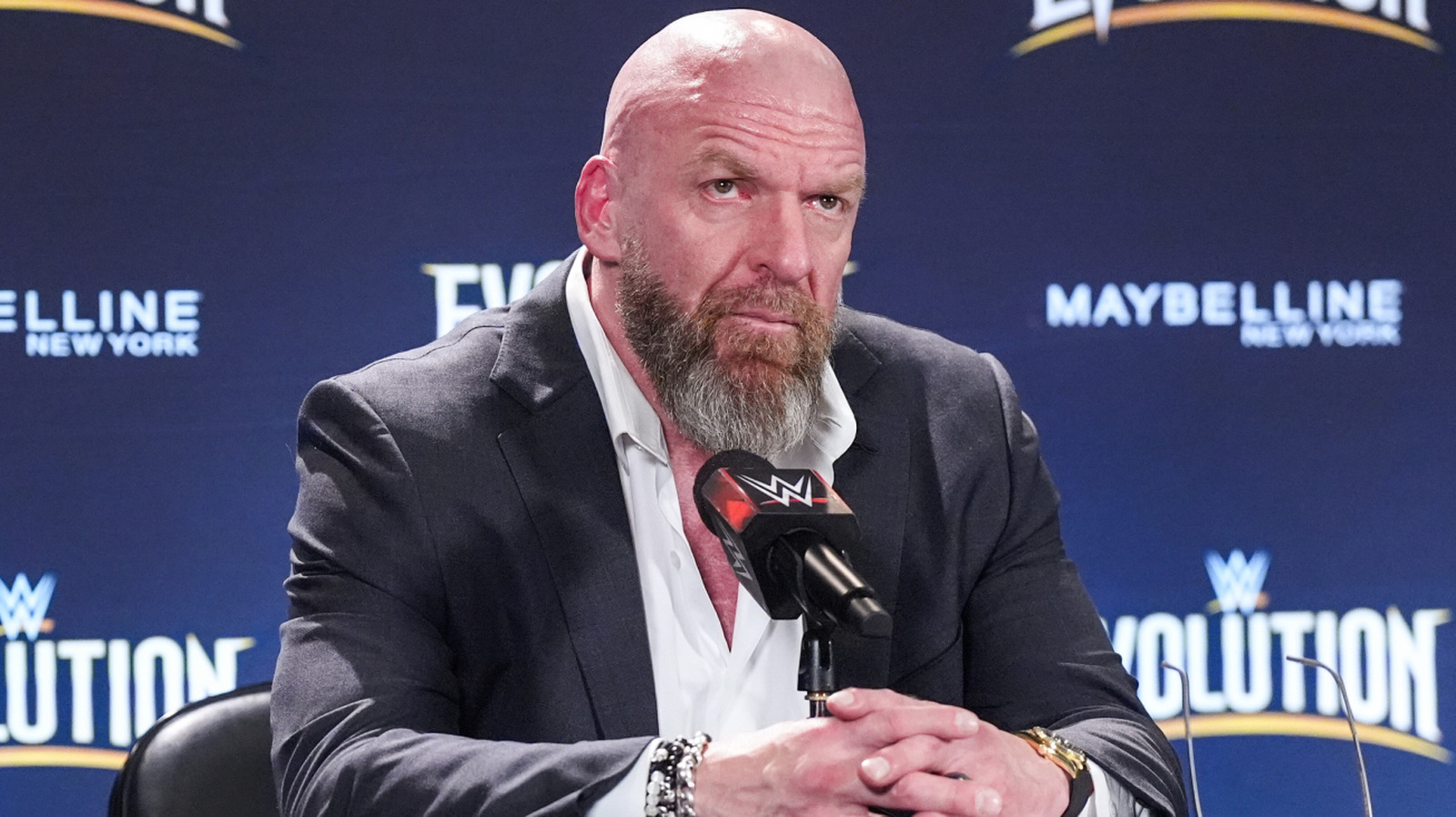 Detalles detrás del escenario sobre las cámaras de WWE Unreal disparando detrás del escenario en WWE SummerSlam