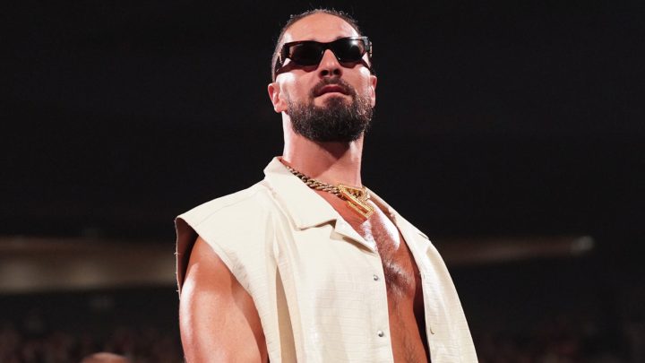 El campeón mundial de peso pesado de la WWE, Seth Rollins, rasga los pantalones en la película en Good Morning Football