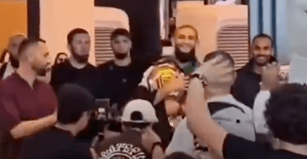 El nuevo campeón de UFC Khamzat Chimaev recibe la bienvenida a casa de Heros después de la victoria dominante de UFC 319
