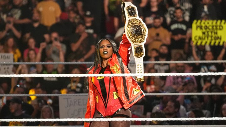 El papá guitarrista de Naomi la toca hasta el ring para la WWE Summerslam Night 2 Defense del título
