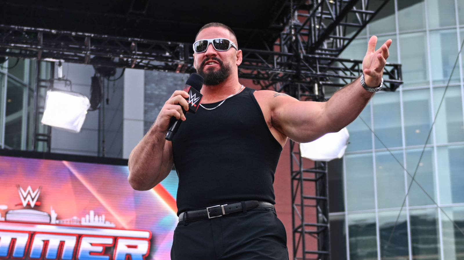 El video del teléfono celular muestra a Bron Breakker que recibe ayuda en el backstage en WWE SummerSlam