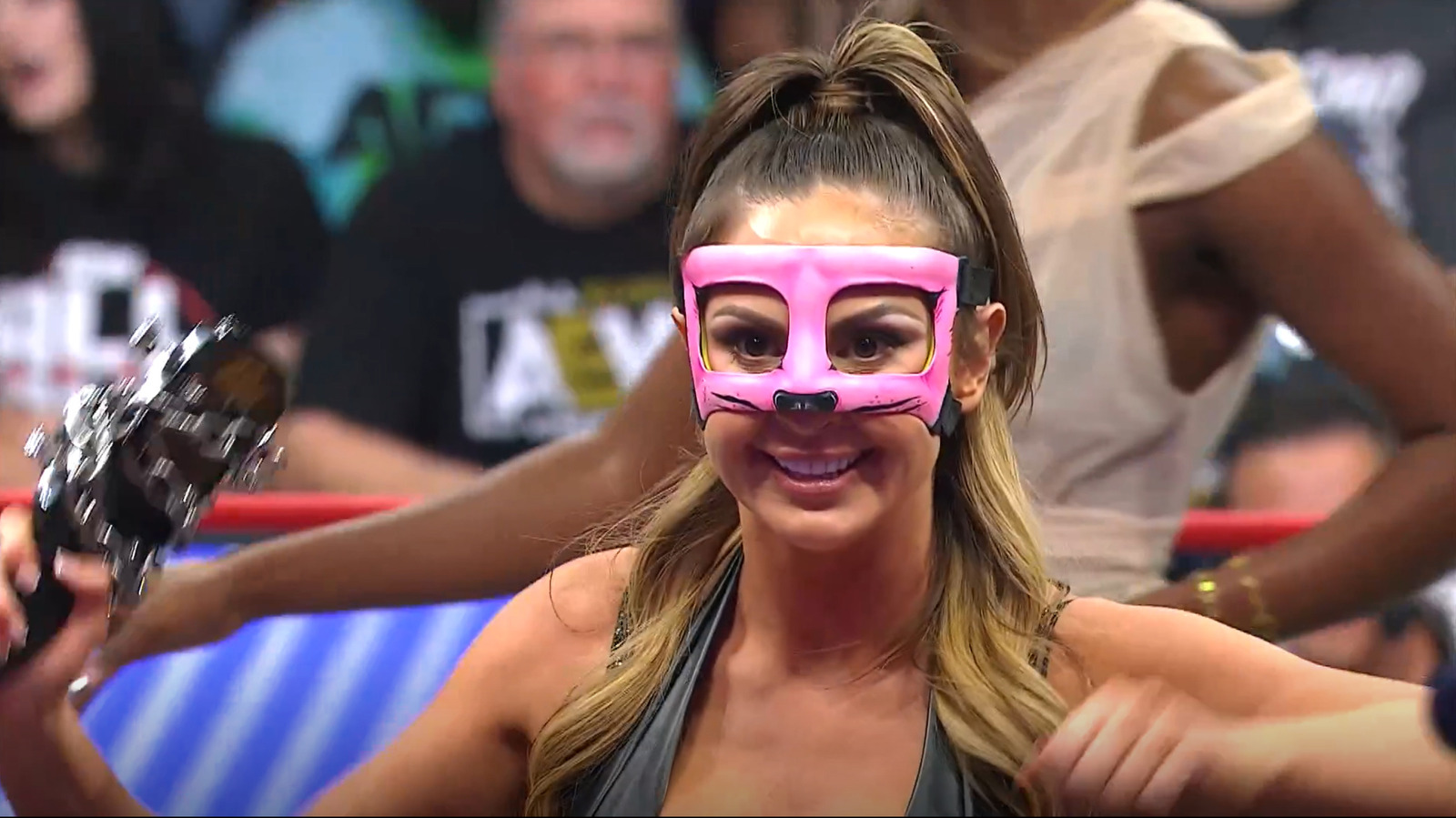 Harley Cameron regresa después de casi tres meses en la lista de lesionados en una colisión AEW