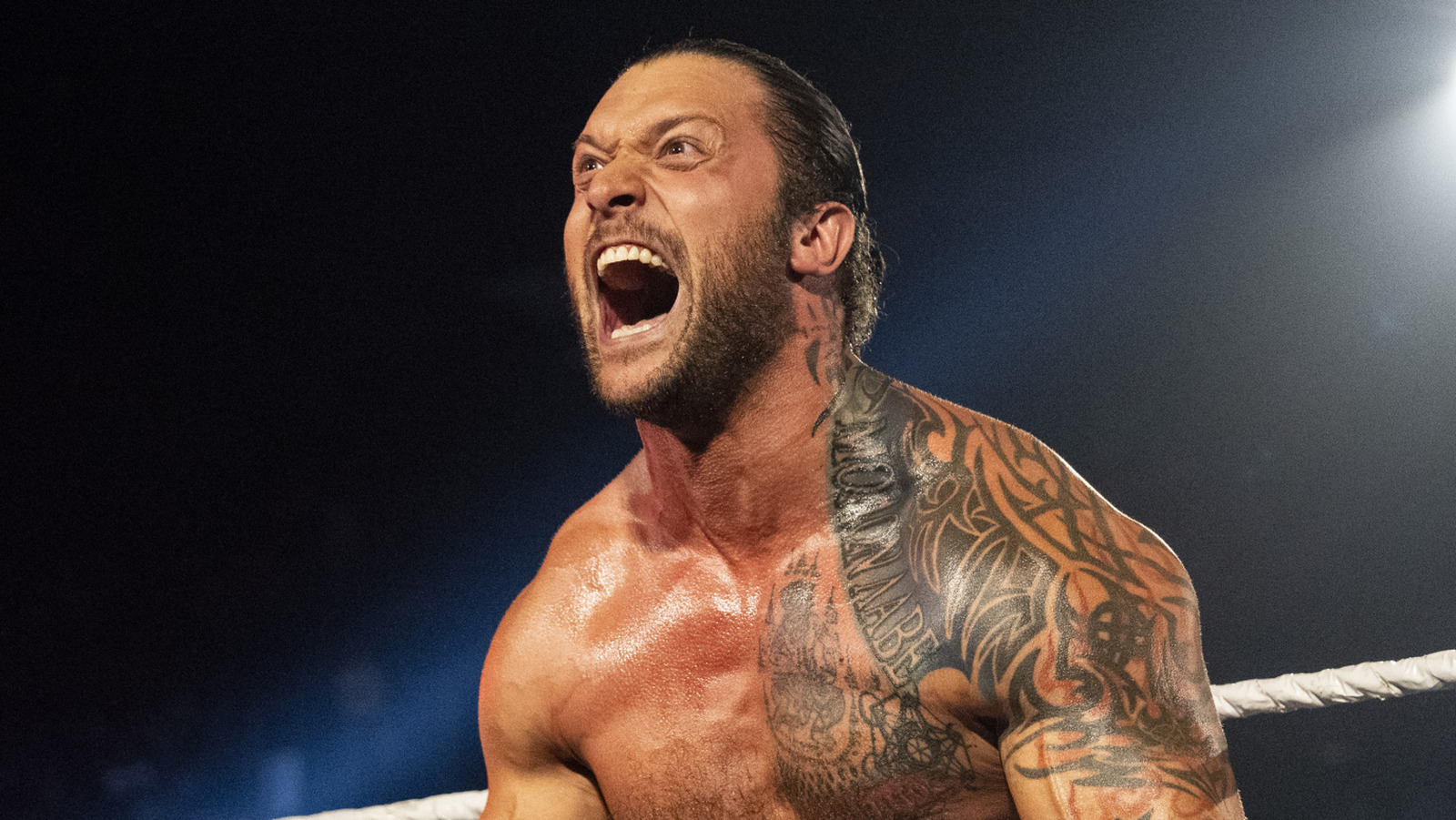 Karrion Kross se dirige a sus cantos de fanáticos de la WWE SummerSlam que se le atribuye a Brock Lesnar