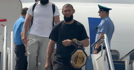 Khamzat Chimaev Hands Belt a Ramzan Kadyrov en el primer viaje a casa a Chechenia como campeón de UFC