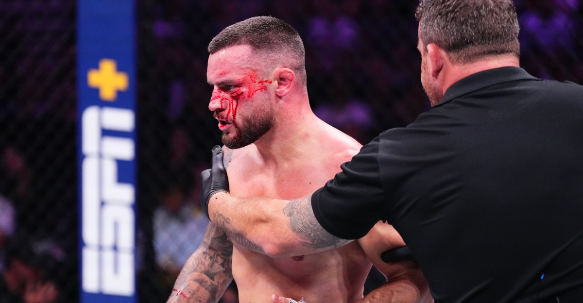 Kiefer Crosbie explota a Marc Goddard después de que la rodilla ilegal condujo a la pérdida de nocaut en UFC Shanghai