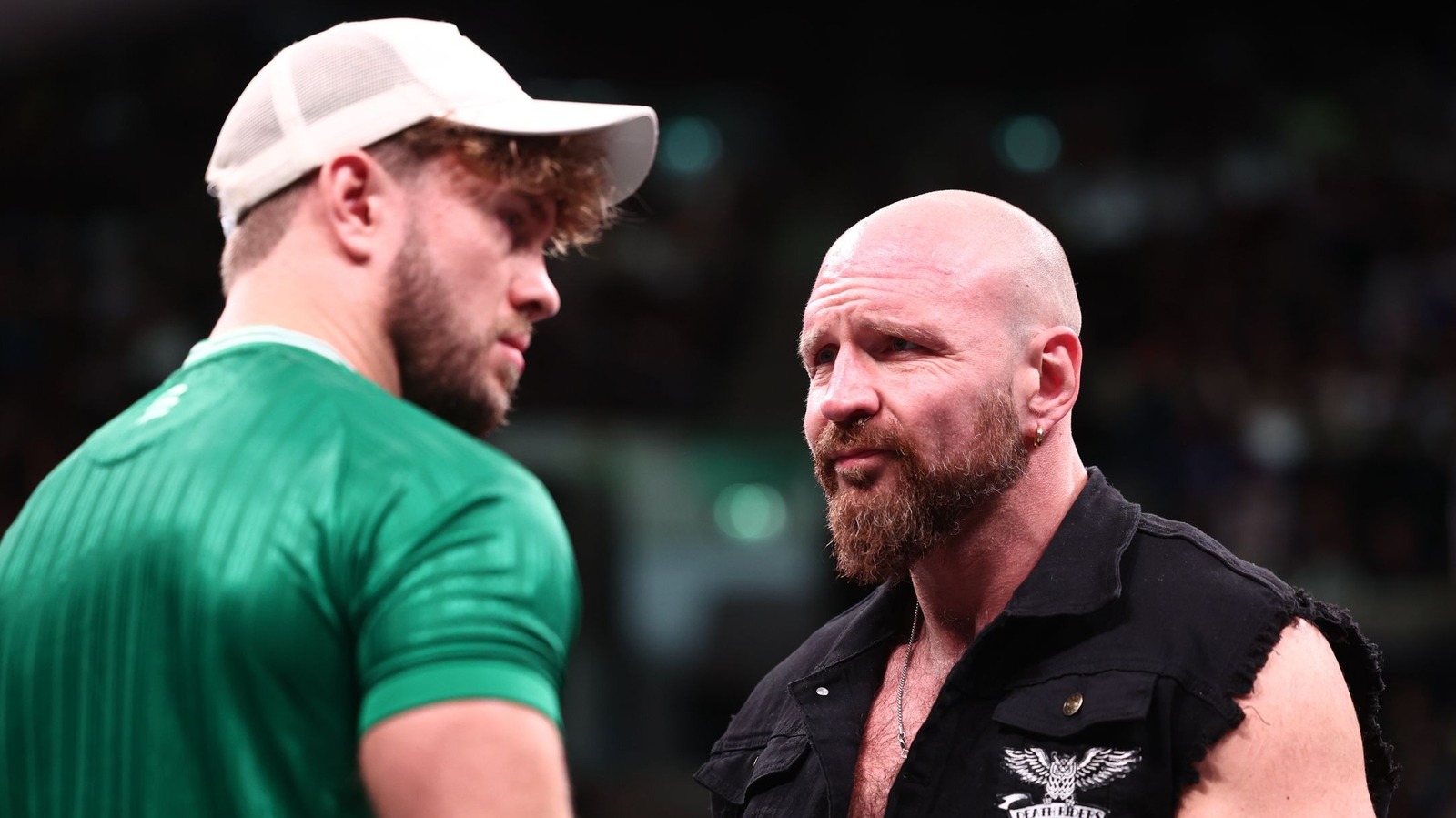 La escritura de los jinetes de la muerte se desprende de una televisión aw para terminar la puerta prohibida a medida que la cirugía de cuello