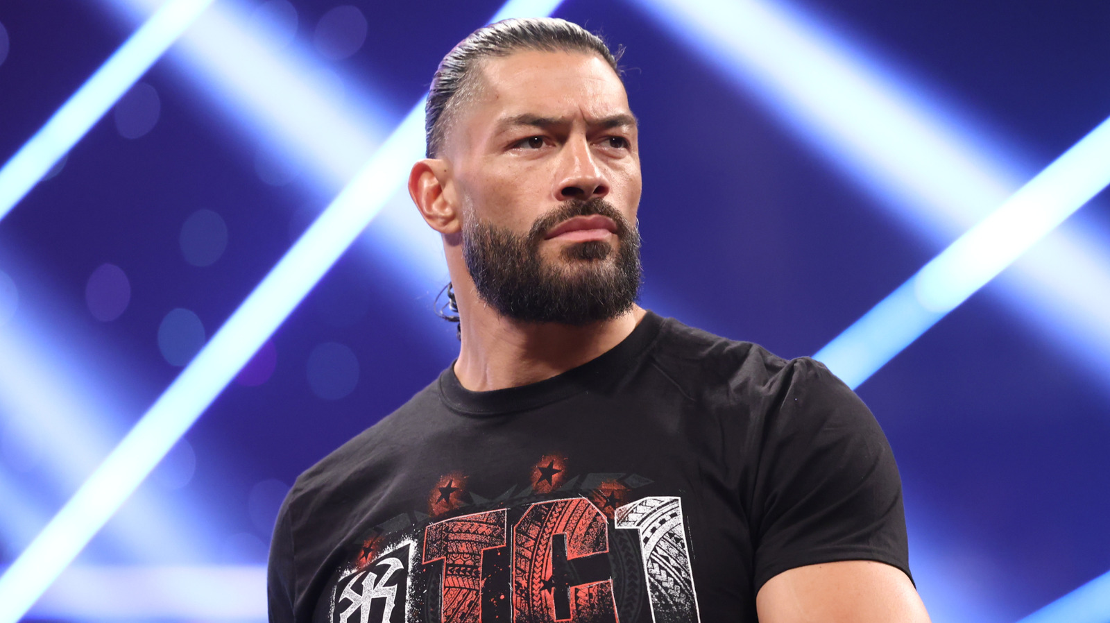 La extraña razón por la que los fanáticos piensan que Roman Reigns tiene un gemelo