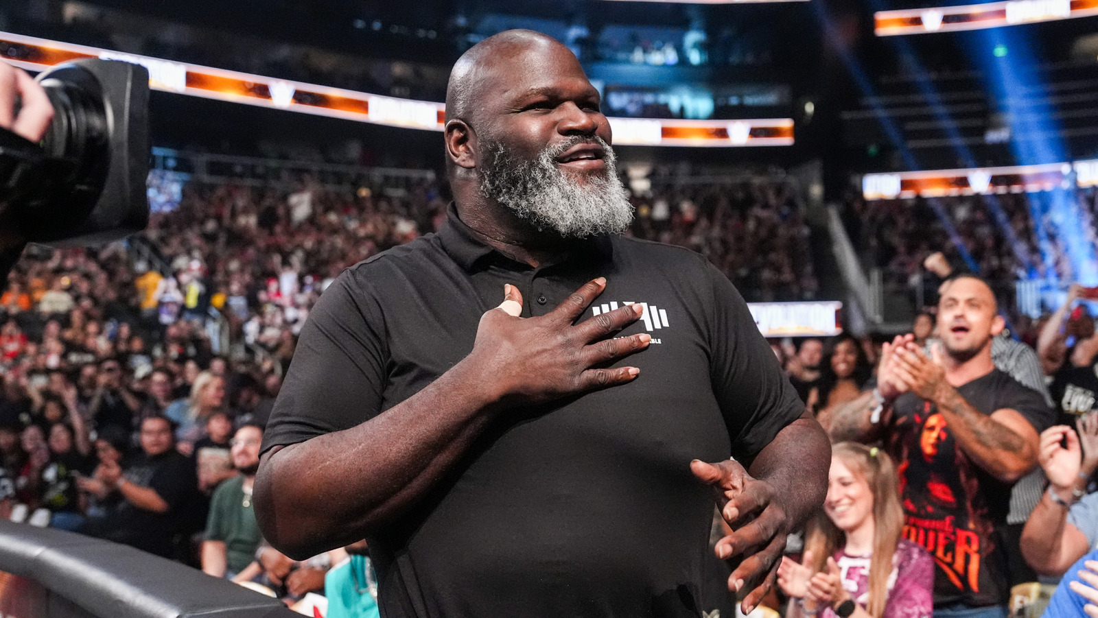 Mark Henry aplaude a la WWE Mitb en efectivo, invocando una jubilación falsa