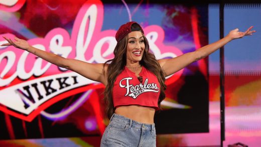 Nikki Bella presenta a Becky Lynch a WWE Raw después de la quinta defensa del título de IC femenino