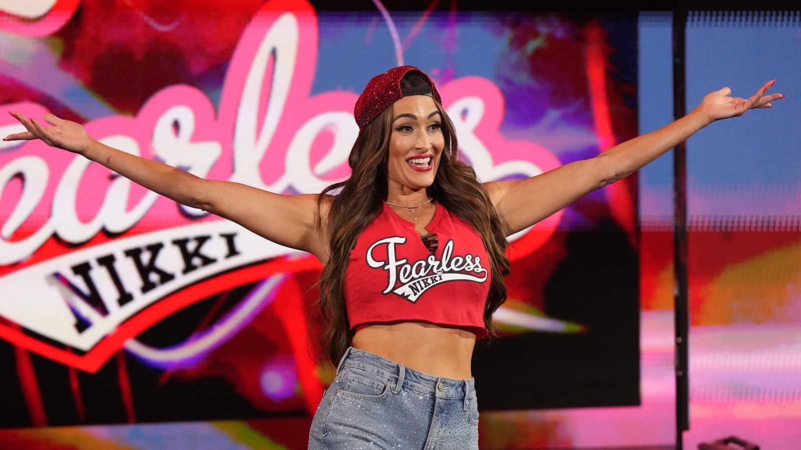 Nikki Bella presenta a Becky Lynch a WWE Raw después de la quinta defensa del título de IC femenino