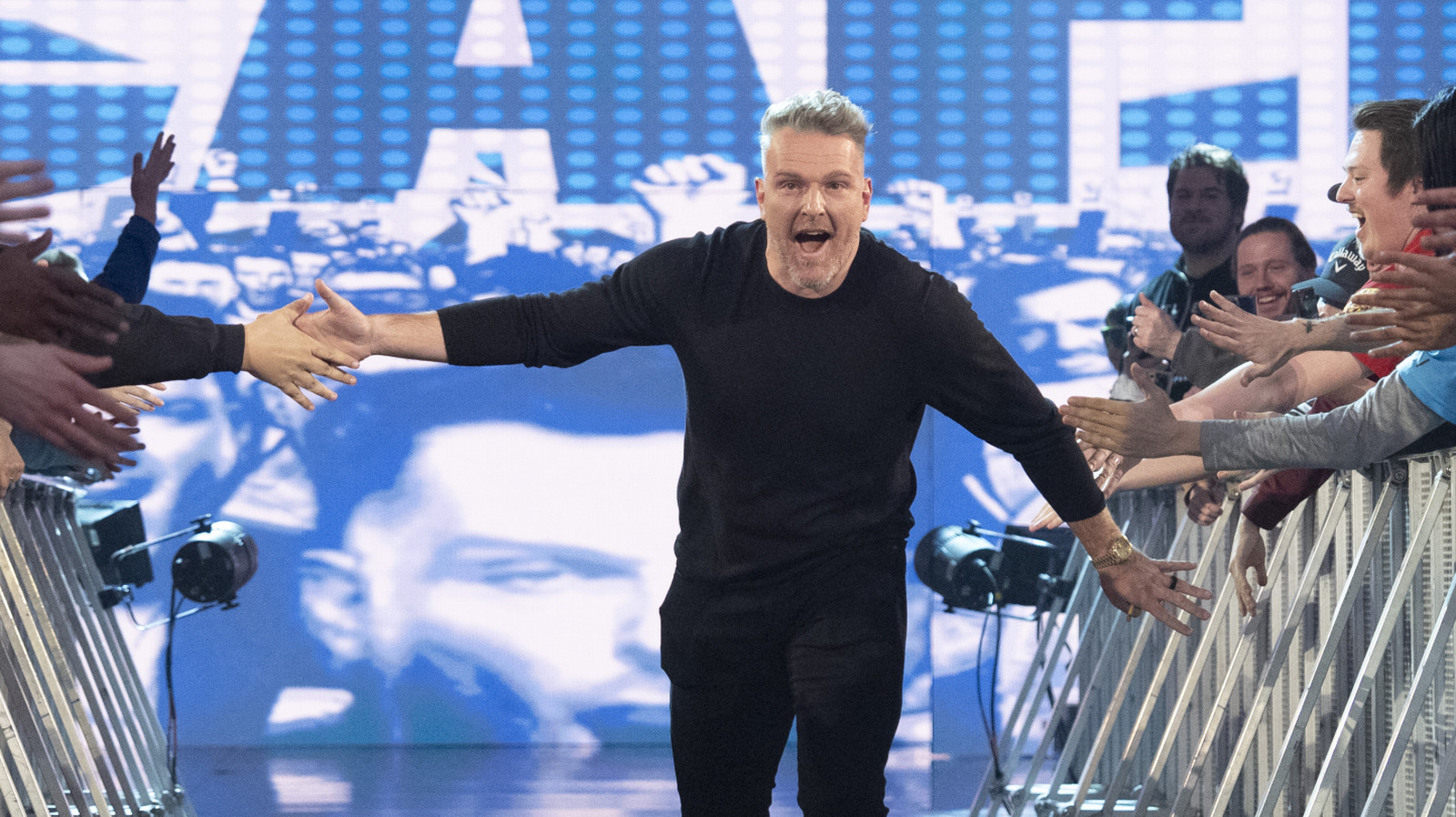 Pat McAfee celebra el acuerdo de la WWE-VSN a pesar de los 'niveles medios, impotentes, trajes de culo de traseros'