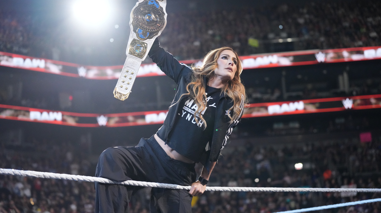 Resultados de WWE RAW 8/4 - Becky Lynch, Charlotte Flair y Alexa Bliss Aparecen, Rusev se enfrenta a Sheamus