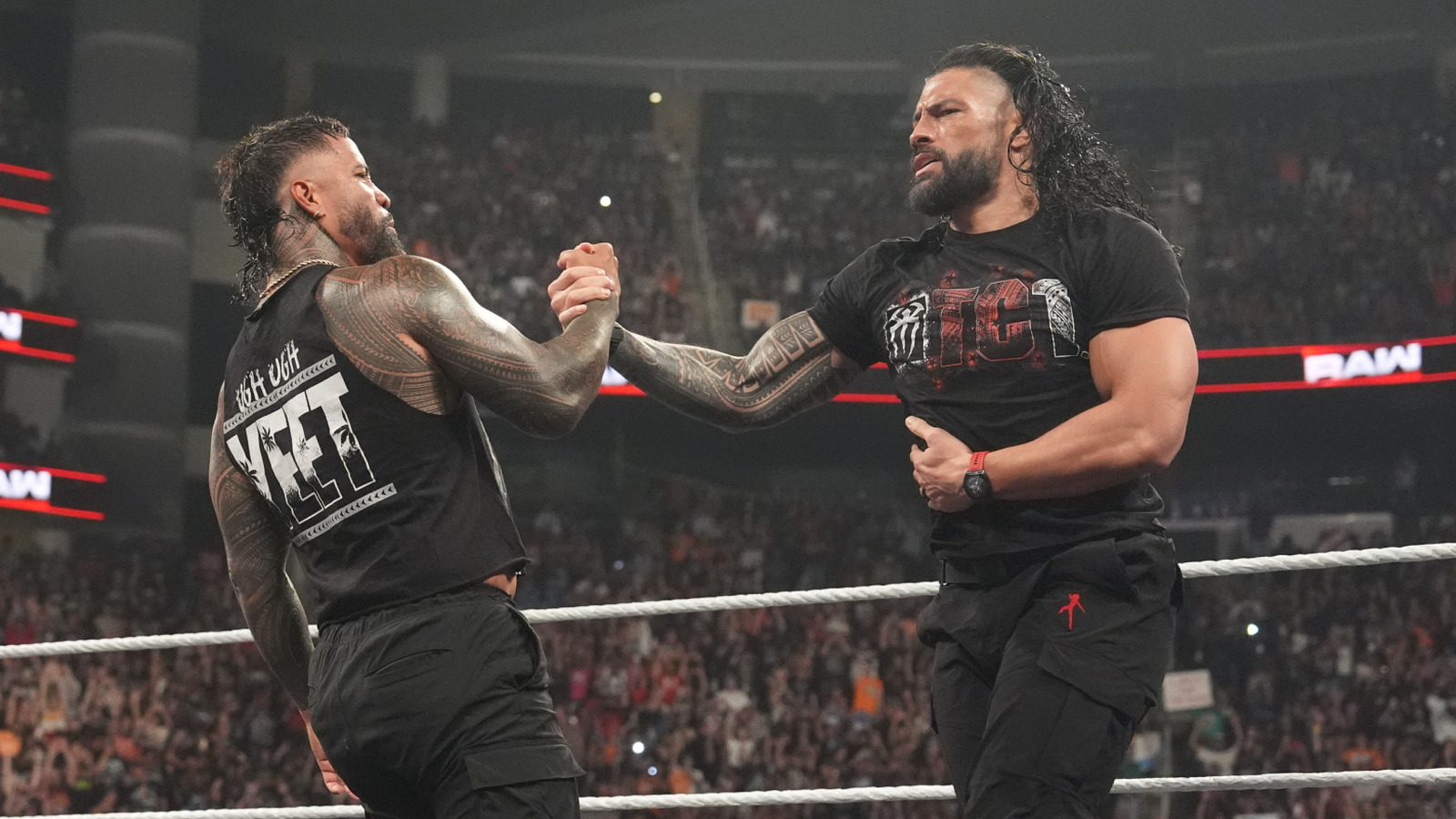 Roman Reigns ayuda a Jey USO a ganar el evento principal Wild Wwe Raw Extreme Rules en Filadelfia