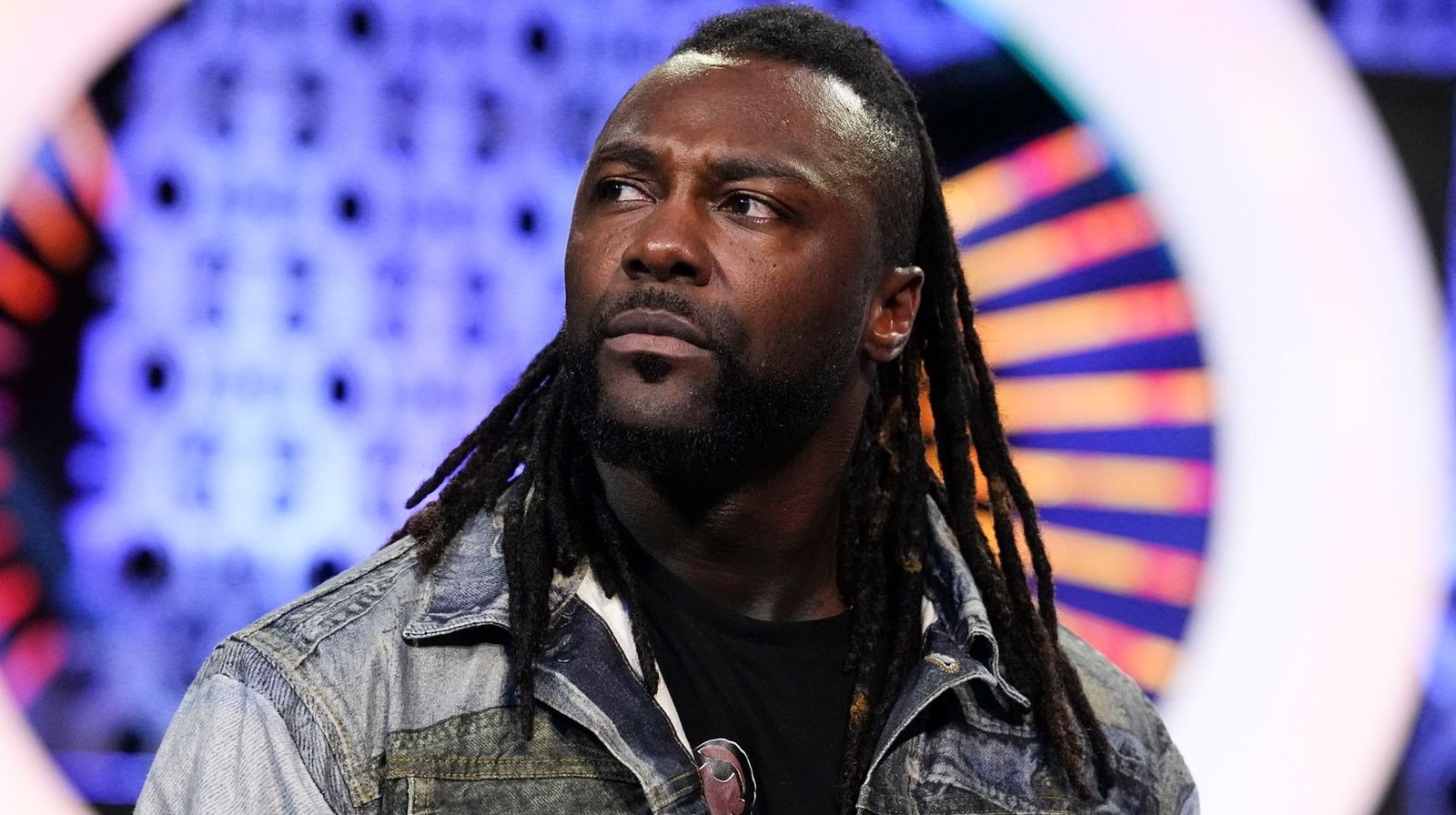 Según los informes, Swerve Strickland de AEW trabaja con menisco desgarrado, podría requerir cirugía