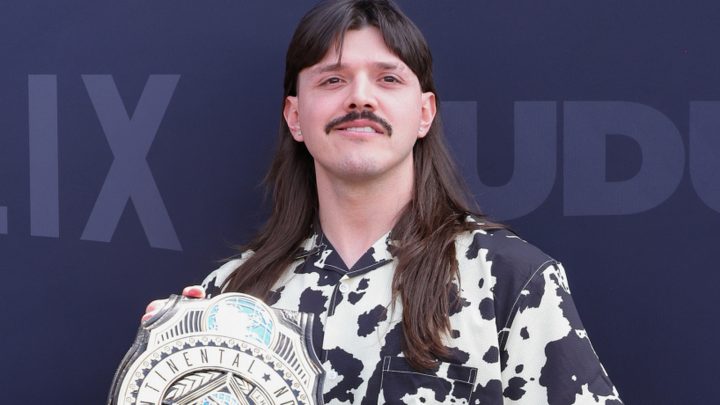 WWE IC Champ Dominik Mysterio está considerando traer de vuelta el color del cabello de la infancia