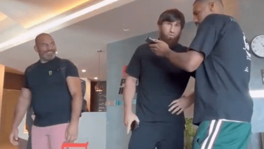 'Cara a cara, él es un imbécil': Magomed Ankalaev, Alex Pereira intercambia palabras en confrontación antes de UFC 320