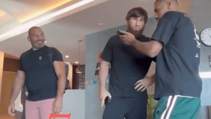 'Cara a cara, él es un imbécil': Magomed Ankalaev, Alex Pereira intercambia palabras en confrontación antes de UFC 320