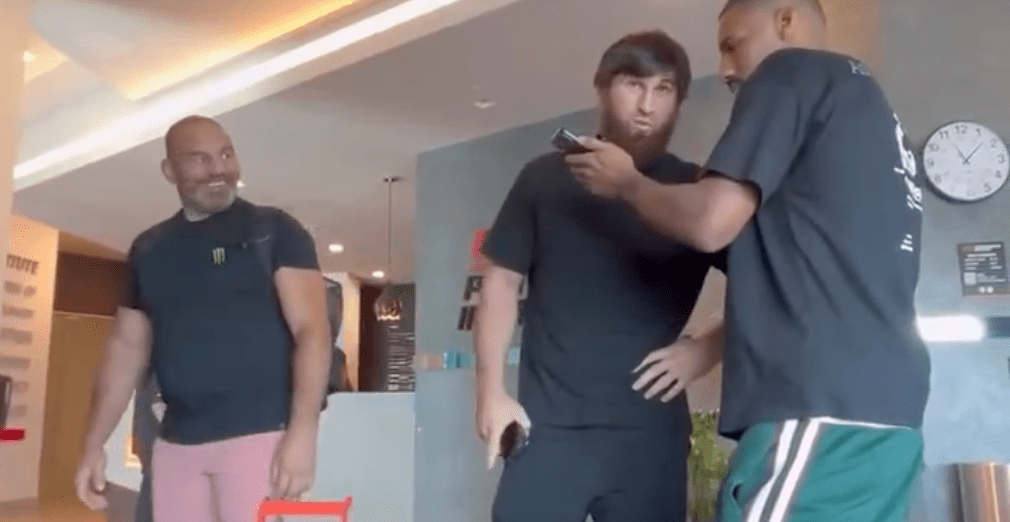 'Cara a cara, él es un imbécil': Magomed Ankalaev, Alex Pereira intercambia palabras en confrontación antes de UFC 320