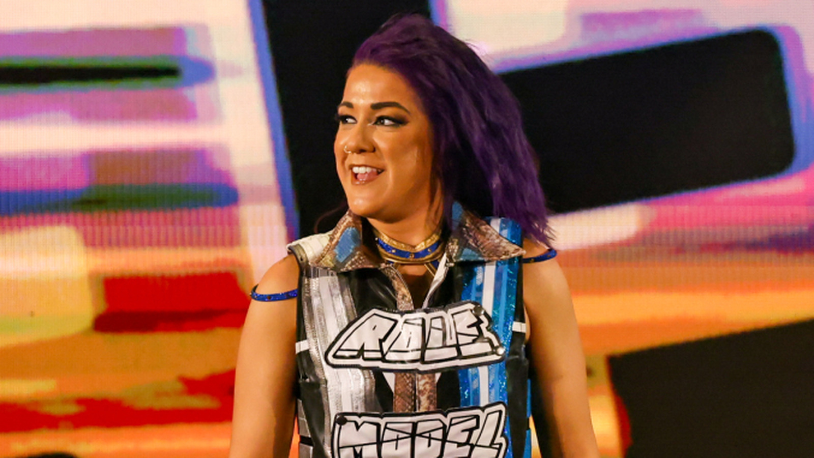 Bayley se asusta sobre WWE Raw Graphic