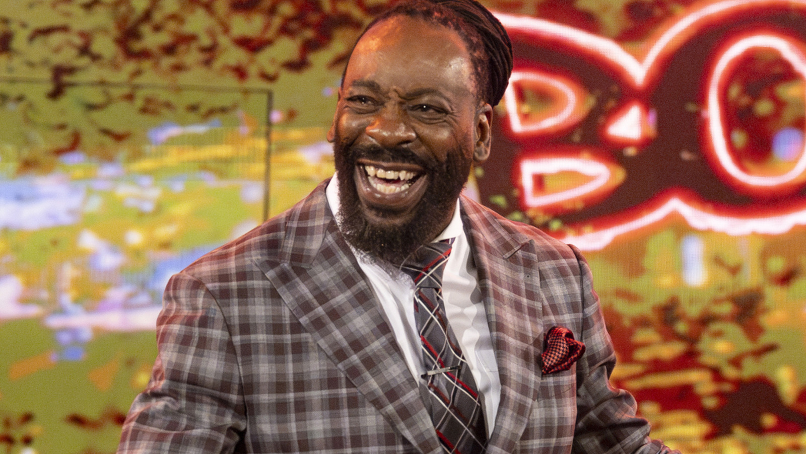 Booker T aborda el potencial para hacer comentarios de la lista principal después del lugar de invitado de SmackDown