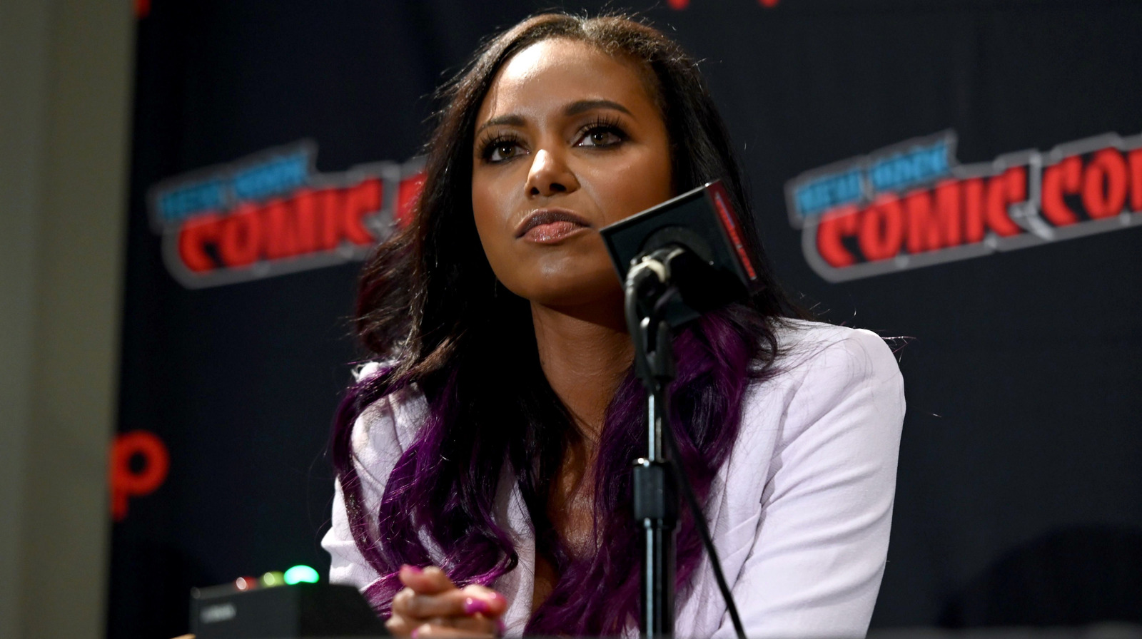 Brandi Rhodes mira hacia atrás en un partido doloroso con Iyo Sky de WWE en Japón