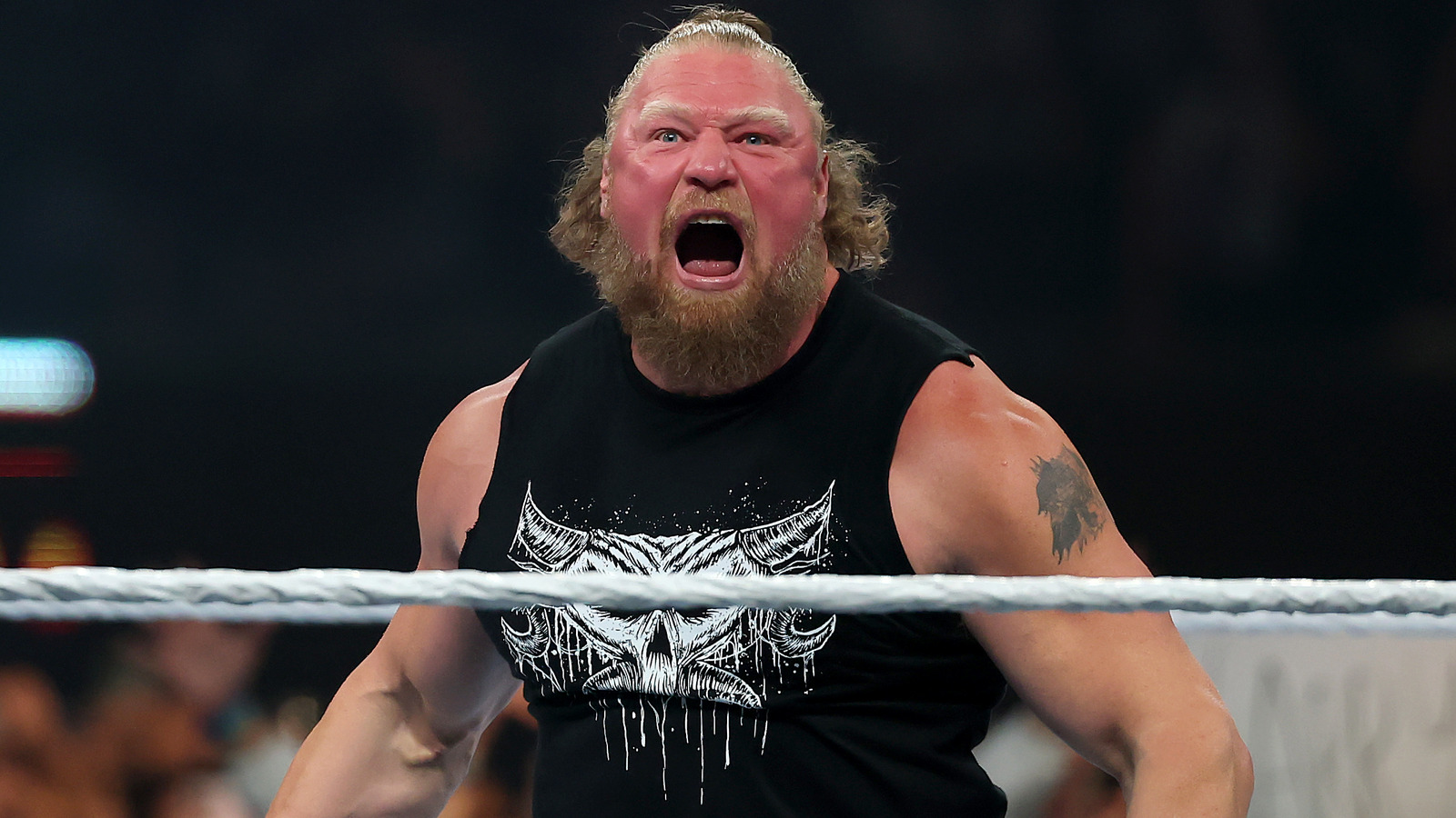 Brock Lesnar golpea dos F-5 en comentarista, interactúa con Paul Heyman en WWE Smackdown