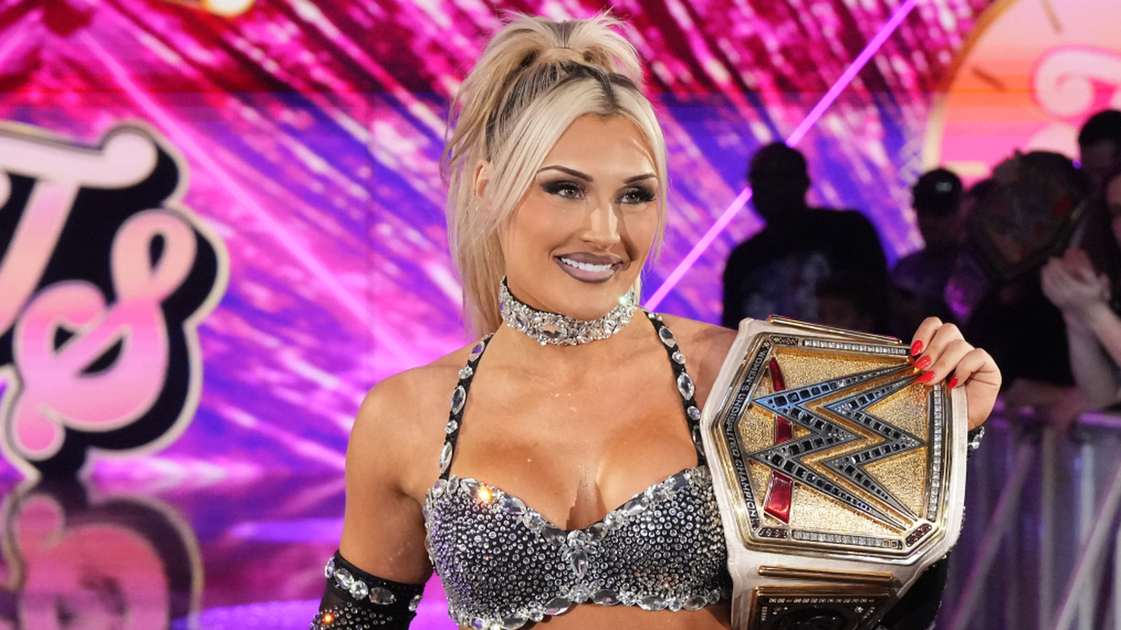 Bryan Álvarez identifica un lugar probable en el que Tiffany Stratton de WWE se lastimó