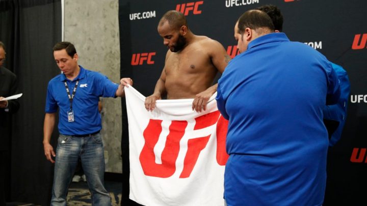 Daniel Cormier explica por qué Luke Rockhold tiene la culpa del incidente de la puerta de toalla de UFC 210