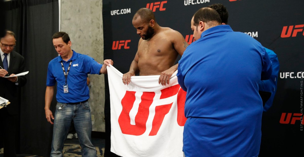 Daniel Cormier explica por qué Luke Rockhold tiene la culpa del incidente de la puerta de toalla de UFC 210