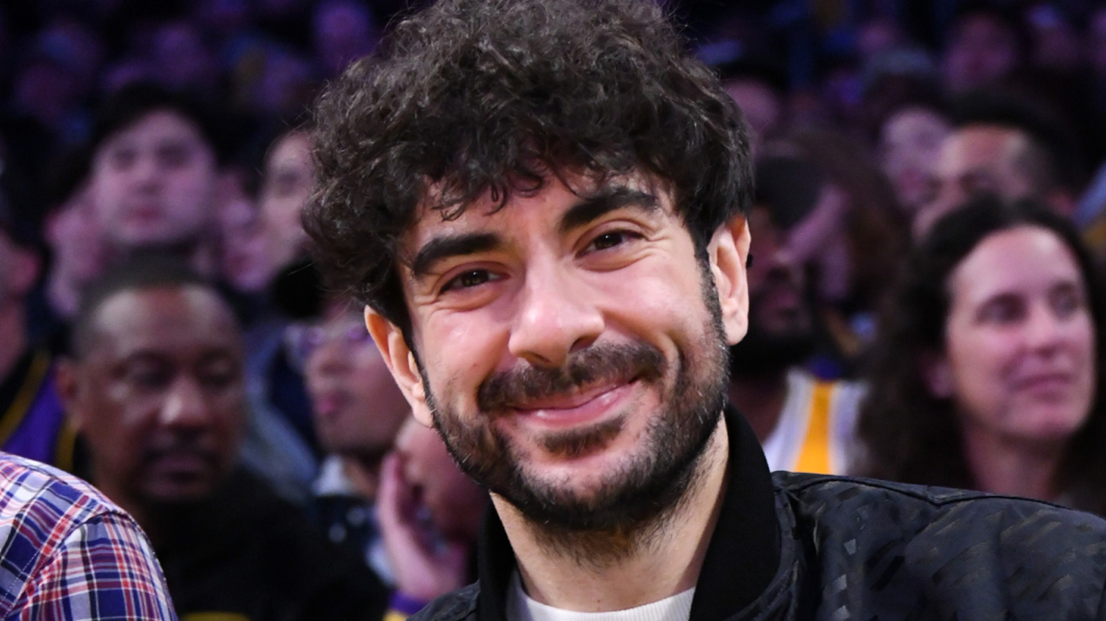 El presidente AEW, Tony Khan, anuncia y revela títulos de equipos de etiqueta del mundo femenino
