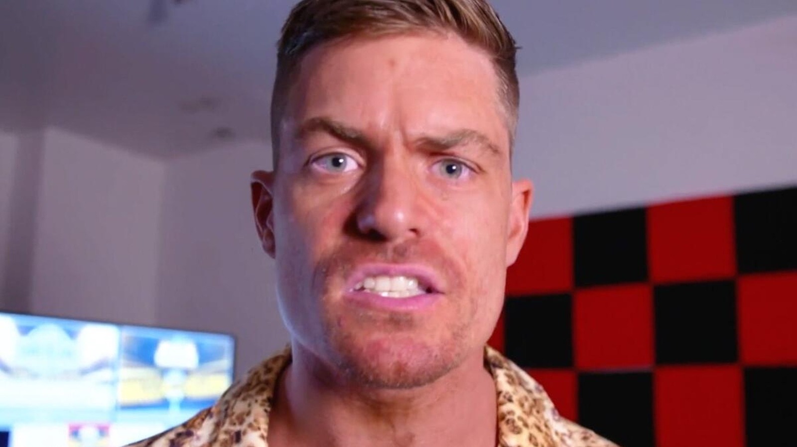 Grayson Waller revela a los luchadores de la WWE que tenía de lado en (casi) una verdadera pelea de bar