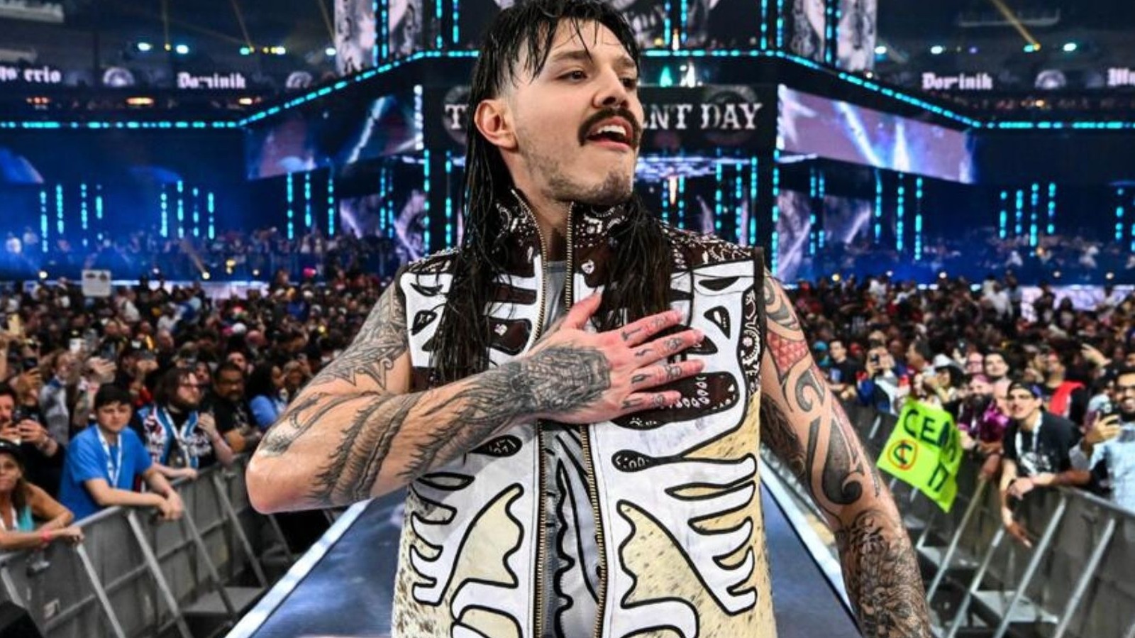 Los trucos del talón de Dominik Mysterio mantienen el título intercontinental de los hombres en sus manos en WWE Raw